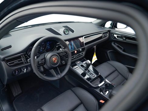 Certified 2026 Porsche Macan Turbo AWD/4WD image 4