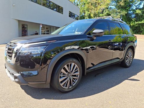 Certified 2024 Nissan Pathfinder SL w/ SL Premium Package AWD/4WD image 3