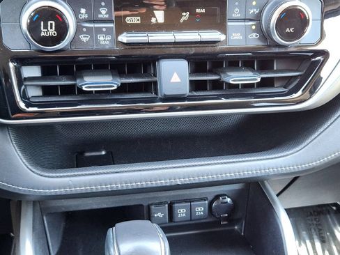 Used 2021 Toyota Highlander LE AWD/4WD image 29