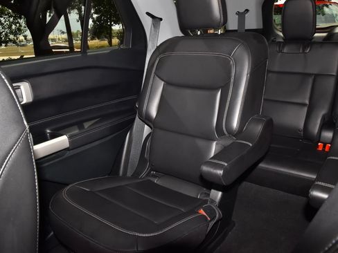 Used 2024 Ford Explorer XLT w/ Equipment Group 202A AWD/4WD image 18