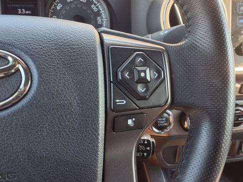 Used 2017 Toyota Tacoma TRD Sport AWD/4WD image 16