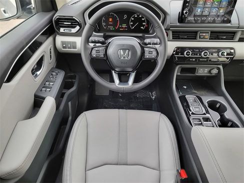New 2025 Honda Pilot Touring image 25