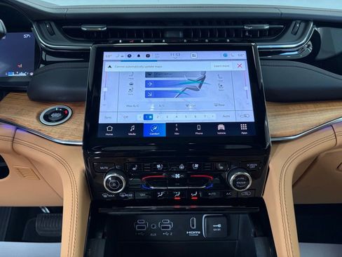 Used 2024 Jeep Grand Cherokee Summit image 12