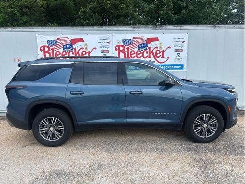 Used 2025 Chevrolet Traverse LT w/ Driver Confidence Package FWD image 2