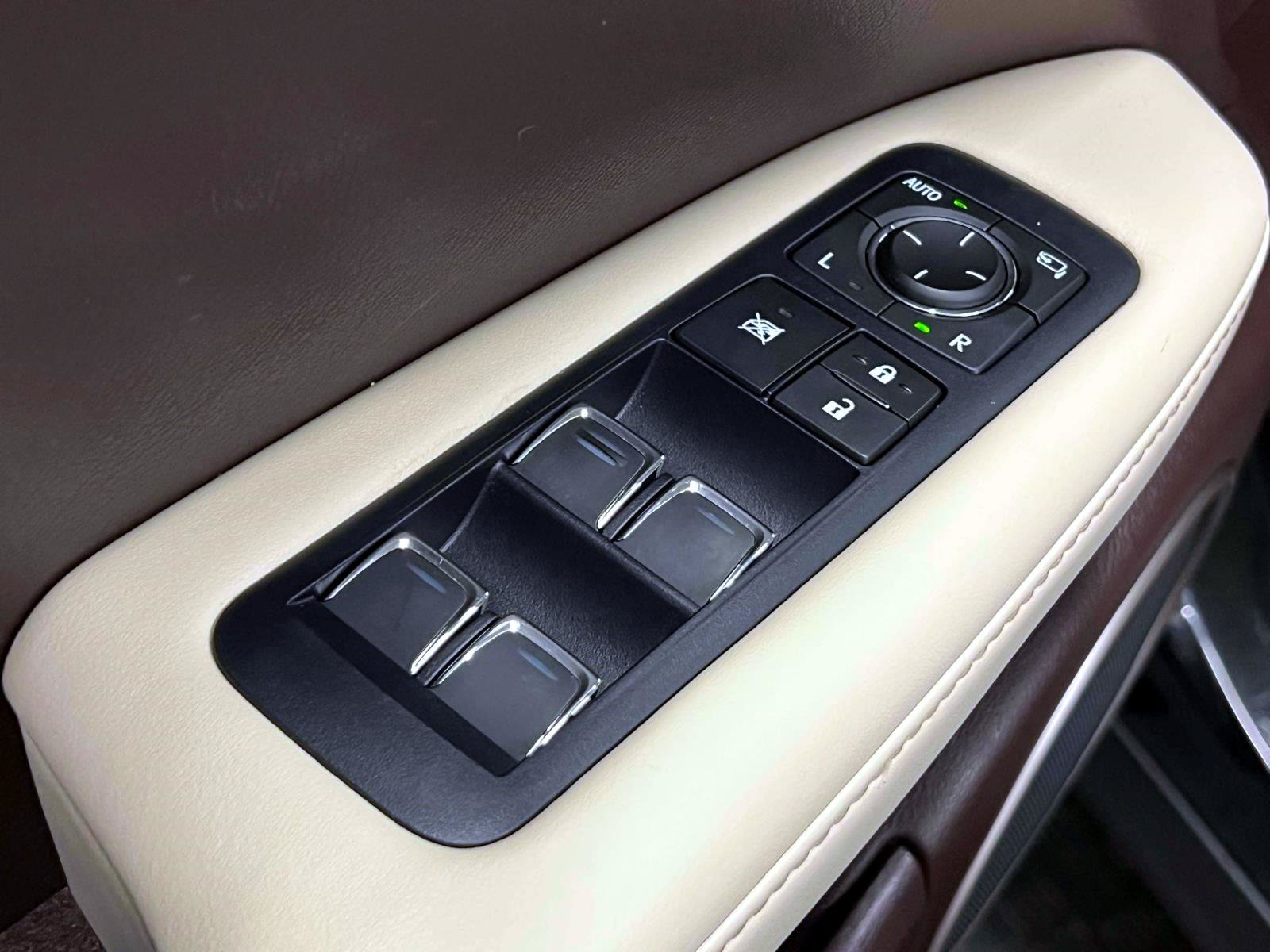 Used 2020 Lexus RX 350L Premium w/ Premium Package AWD/4WD image 18