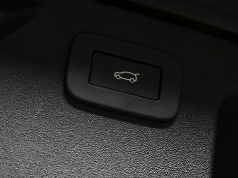 Used 2023 Land Rover Discovery Sport SE image 28