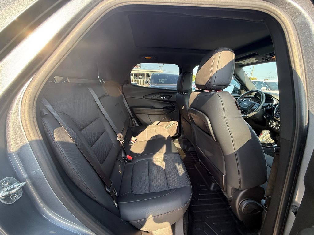 Used 2021 Chevrolet TrailBlazer RS w/ Sun and Liftgate Package FWD image 21