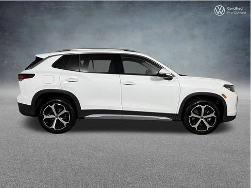 Used 2025 Volkswagen Tiguan SE AWD/4WD image 12