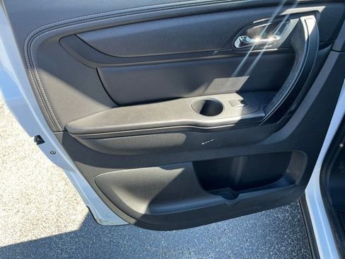 Used 2017 Chevrolet Traverse LT w/ Style and Technology Package image 2