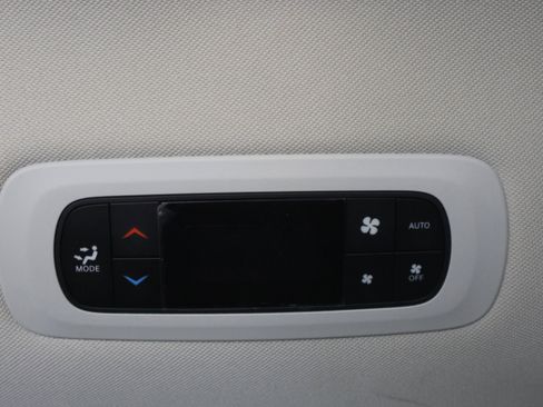 Used 2023 Chrysler Pacifica Touring-L AWD/4WD image 41