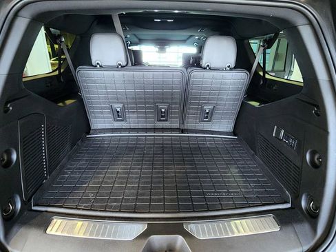 Used 2025 Chevrolet Suburban Premier AWD/4WD image 9