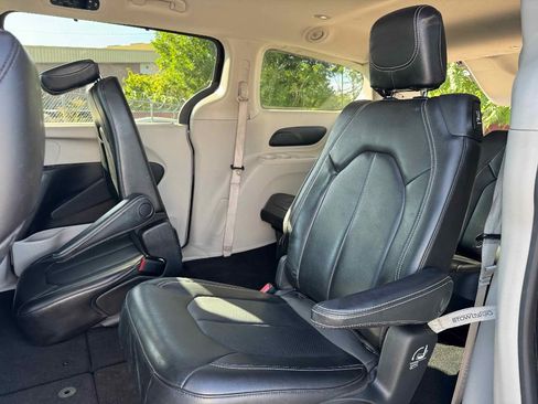 Used 2020 Chrysler Voyager Lxi w/ Cold Weather Group image 23