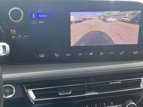 Used 2025 Chevrolet Traverse LT FWD image 25