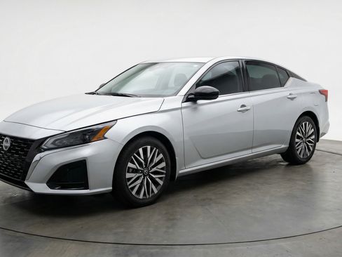 Used 2025 Nissan Altima 2.5 SV image 3