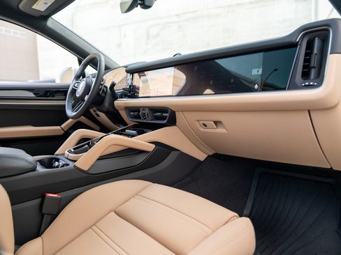 Certified 2025 Porsche Cayenne Coupe AWD/4WD image 20