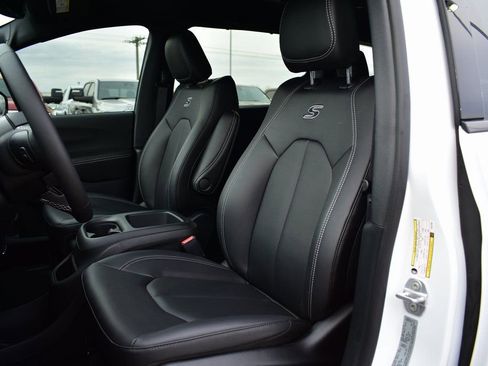 New 2026 Chrysler Pacifica Select w/ S Appearance Package FWD image 16