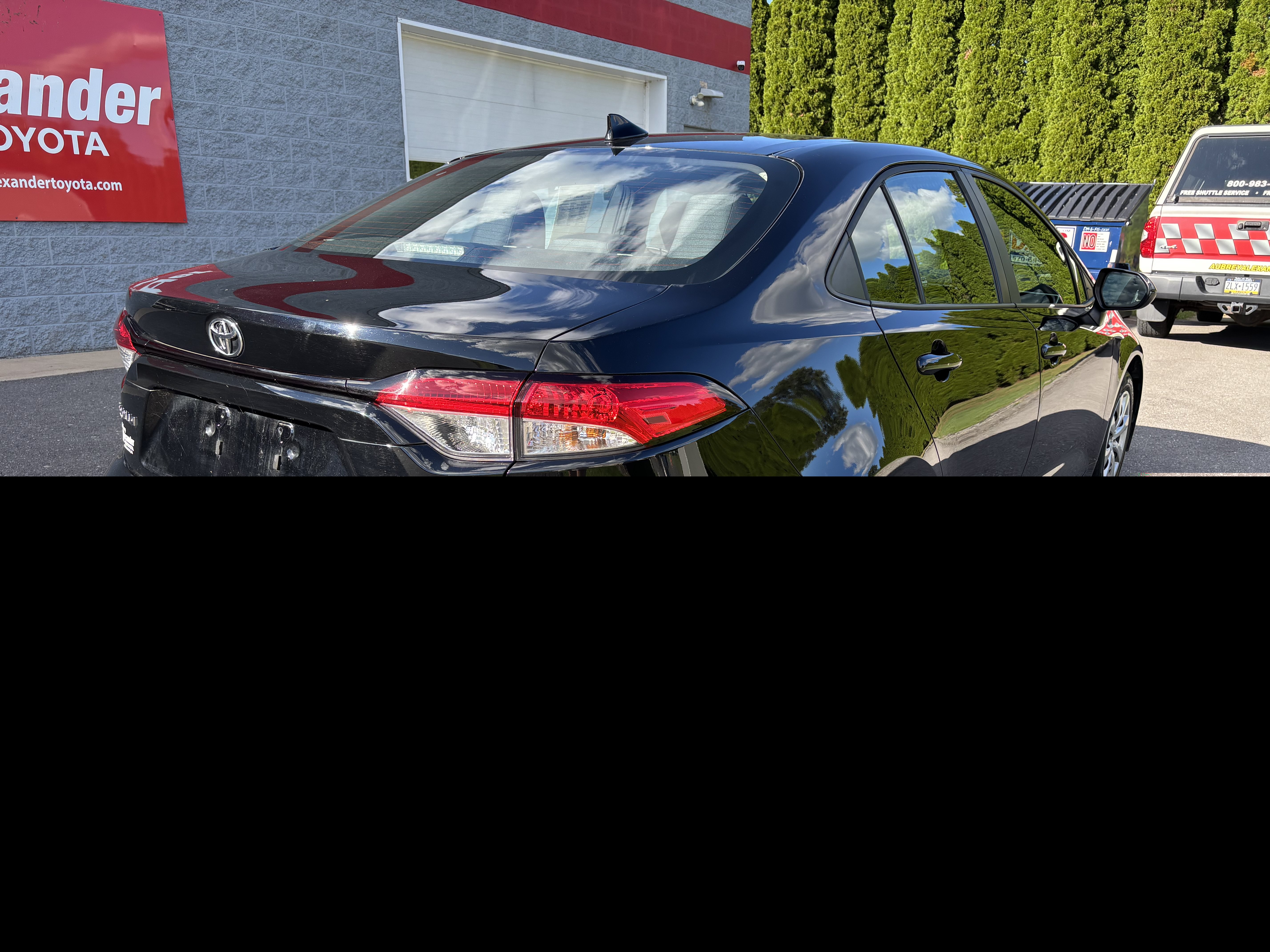 Used 2025 Toyota Corolla LE FWD image 3