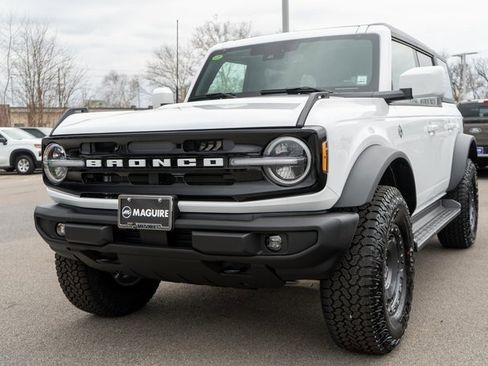 New 2025 Ford Bronco Outer Banks w/ Sasquatch Package image 2