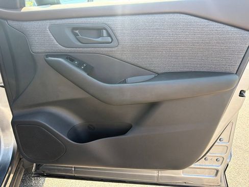 Used 2023 Nissan Rogue S AWD/4WD image 30