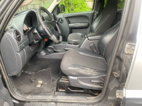 Used 2004 Jeep Liberty Renegade AWD/4WD image 9