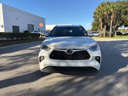 Used 2024 Toyota Highlander LE image 8