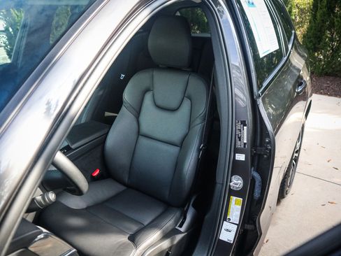 Used 2025 Volvo XC60 B5 Plus w/ Climate Package image 17