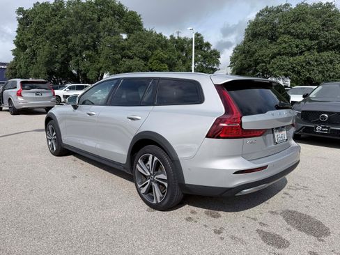 Certified 2025 Volvo V60 B5 Cross Country Plus AWD/4WD image 4