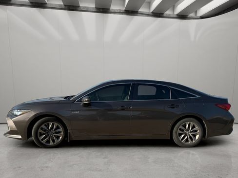 Used 2020 Toyota Avalon XLE w/ Moonroof Package FWD image 2