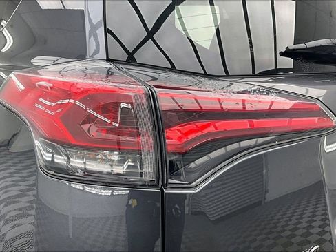 Used 2018 Toyota RAV4 LE image 30