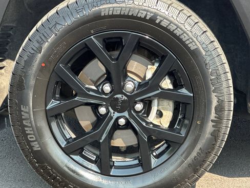 Used 2024 Jeep Grand Cherokee Altitude AWD/4WD image 32