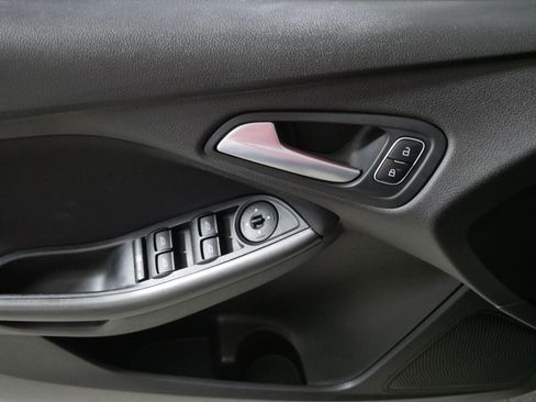 Used 2017 Ford Focus SEL w/ Cold Weather Package FWD image 19