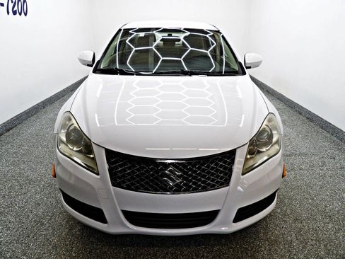 Used 2013 Suzuki Kizashi S FWD image 2