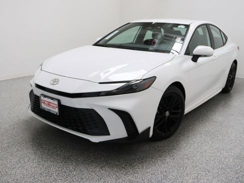 Used 2025 Toyota Camry SE FWD image 2