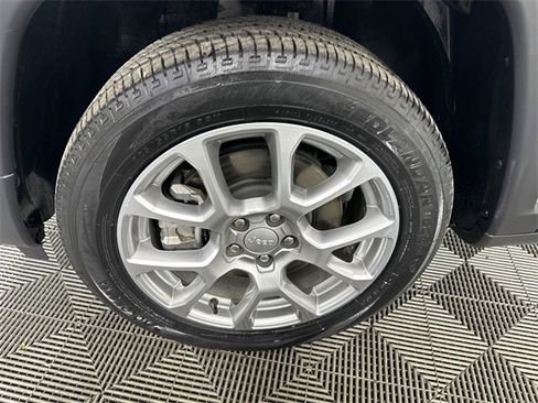 Used 2024 Jeep Compass Latitude image 2