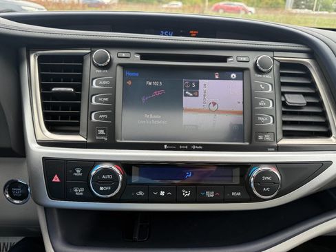 Used 2019 Toyota Highlander AWD V6 image 13