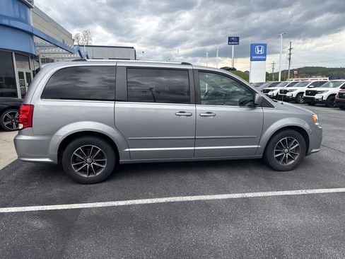 Used 2016 Dodge Grand Caravan SXT FWD image 6