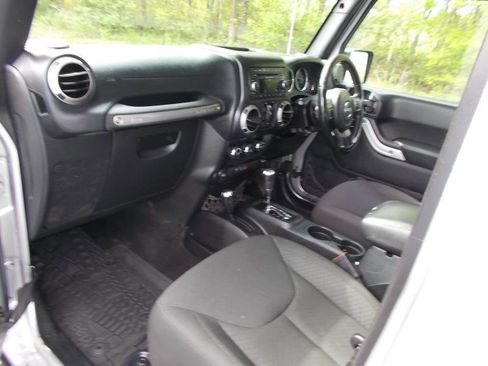 Used 2016 Jeep Wrangler Unlimited Sport image 27