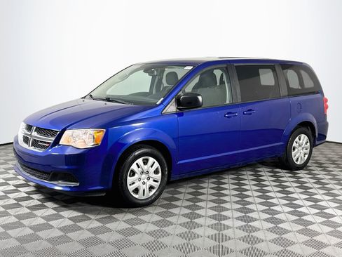 Used 2018 Dodge Grand Caravan SE w/ UConnect Hands-Free Group FWD image 4