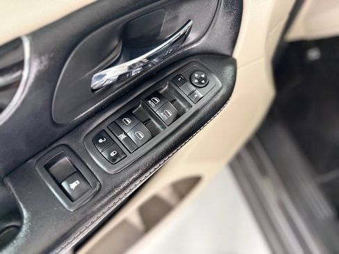 Used 2019 Dodge Grand Caravan SXT FWD image 11