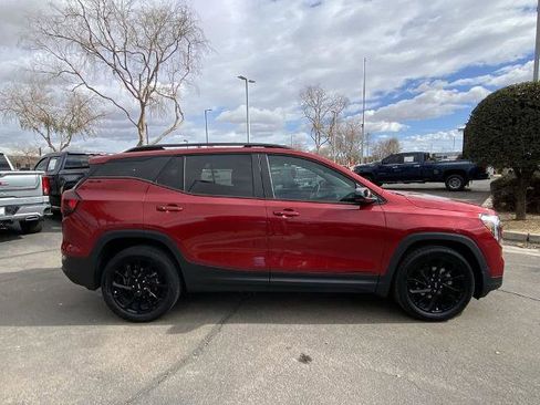 Used 2024 GMC Terrain SLE w/ Driver Convenience Package image 2