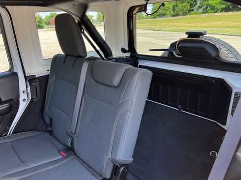 Used 2025 Jeep Wrangler Unlimited Sahara AWD/4WD image 26