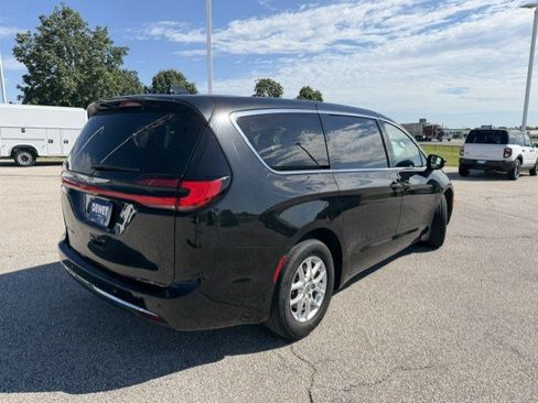 Used 2023 Chrysler Pacifica Touring-L FWD image 9