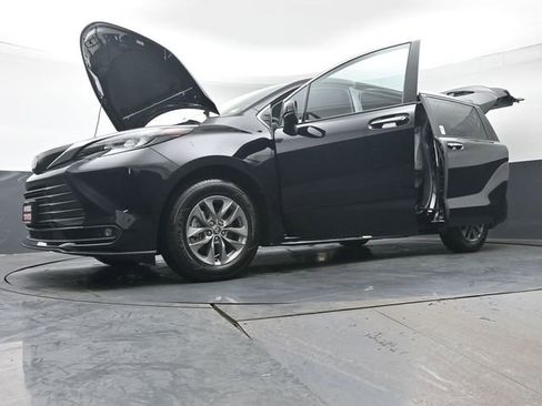 Certified 2025 Toyota Sienna XLE image 54