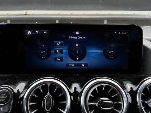 Used 2025 Mercedes-Benz GLA 250 image 33