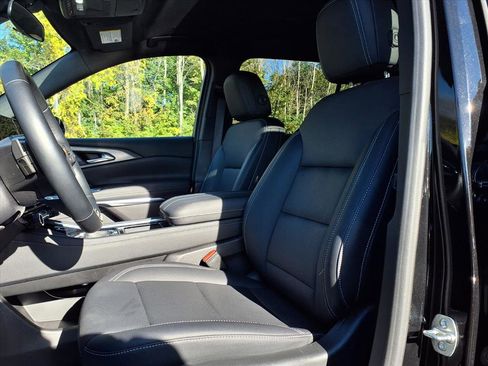 Used 2025 Chevrolet Traverse LT image 6