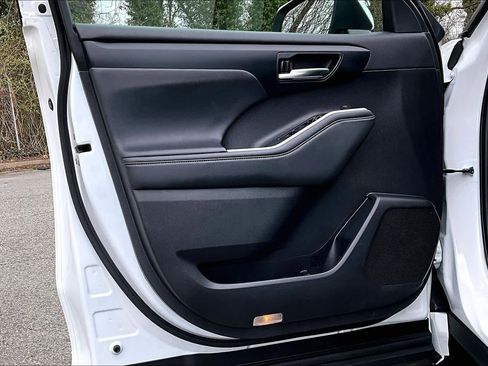 Used 2023 Toyota Highlander XLE image 22