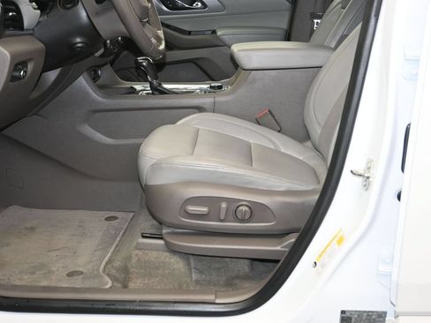 Used 2018 Chevrolet Traverse Premier w/ Driver Confidence II Package FWD image 24