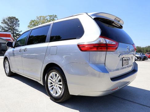 Used 2015 Toyota Sienna XLE FWD image 4
