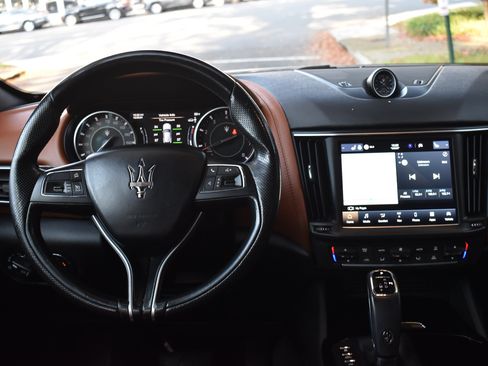 Used 2021 Maserati Levante AWD/4WD image 31