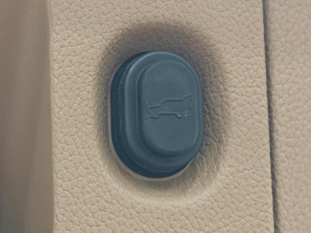 Used 2018 Cadillac Escalade Platinum AWD/4WD image 41